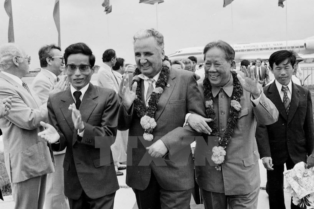 Tổng b&iacute; thư L&ecirc; Duẩn dẫn đầu Đo&agrave;n đại biểu Đảng Cộng sản Việt Nam sang dự Đại hội lần thứ 4 Đảng Nh&acirc;n d&acirc;n C&aacute;ch mạng Campuchia (6/1985). (Ảnh: Tư liệu TTXVN)