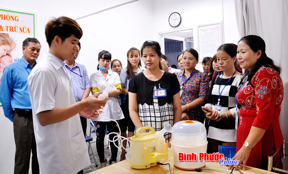 Anh Nguyễn Trọng Công, nhân viên y tế làm việc tại công ty hướng dẫn cách sử sụng, vệ sinh máy vắt, trữ sữa cho chị em lao động