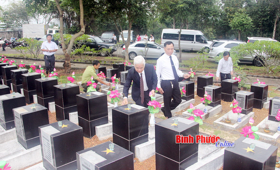 Bí thư Tỉnh ủy Nguyễn Văn Lợi thắp hương lên phần mộ các liệt sĩ