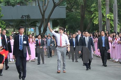 Thu tuong Trudeau binh di, coi mo khi gap go sinh vien TP.HCM - Anh 1