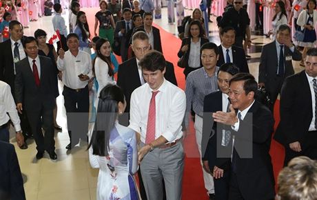 Thu tuong Trudeau binh di, coi mo khi gap go sinh vien TP.HCM - Anh 4