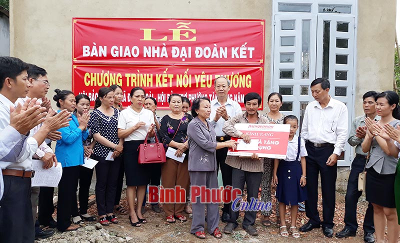 Bàn giao nhà đại đoàn kết tặng hộ nghèo