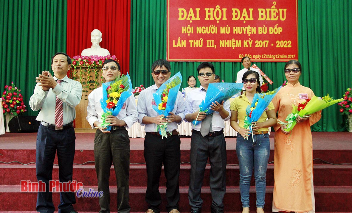 Ông Nguyễn Văn Thịnh, Phó chủ tịch UBND huyện Bù Đốp tặng hoa chúc mừng Ban Chấp hành Hội Người mù huyện khóa III, nhiệm kỳ 2017-2022