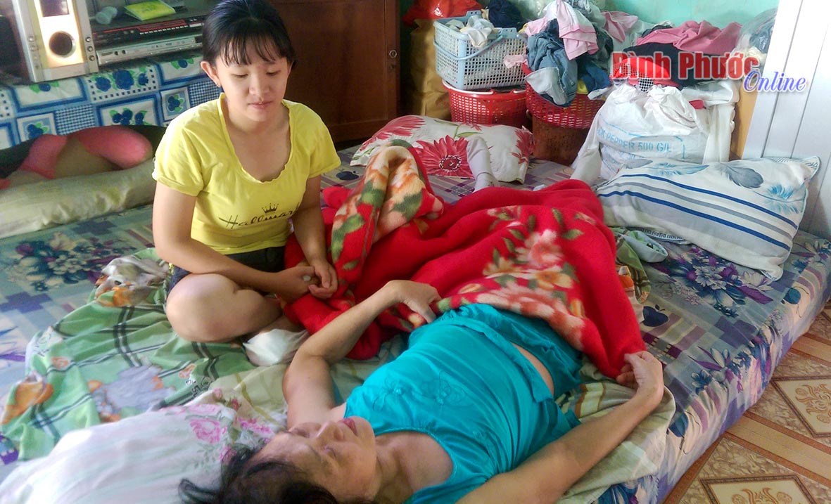 Em Nguyễn Hoài Thị Vy đang chăm sóc bà nội