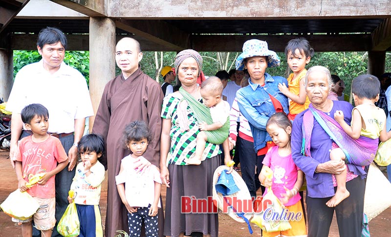 Công đoàn Báo Bình Phước tặng quà trung thu cho trẻ em Hớn Quản