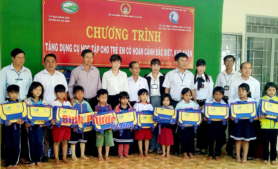 Tặng quà cho học sinh Trường tiểu học Trương Định, xã Đắk Ơ