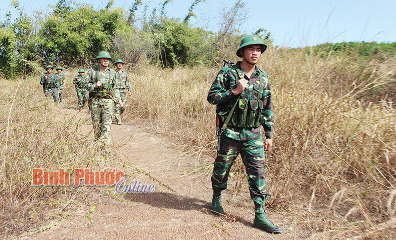Bộ đội biên phòng Bình Phước trên đường tuần tra