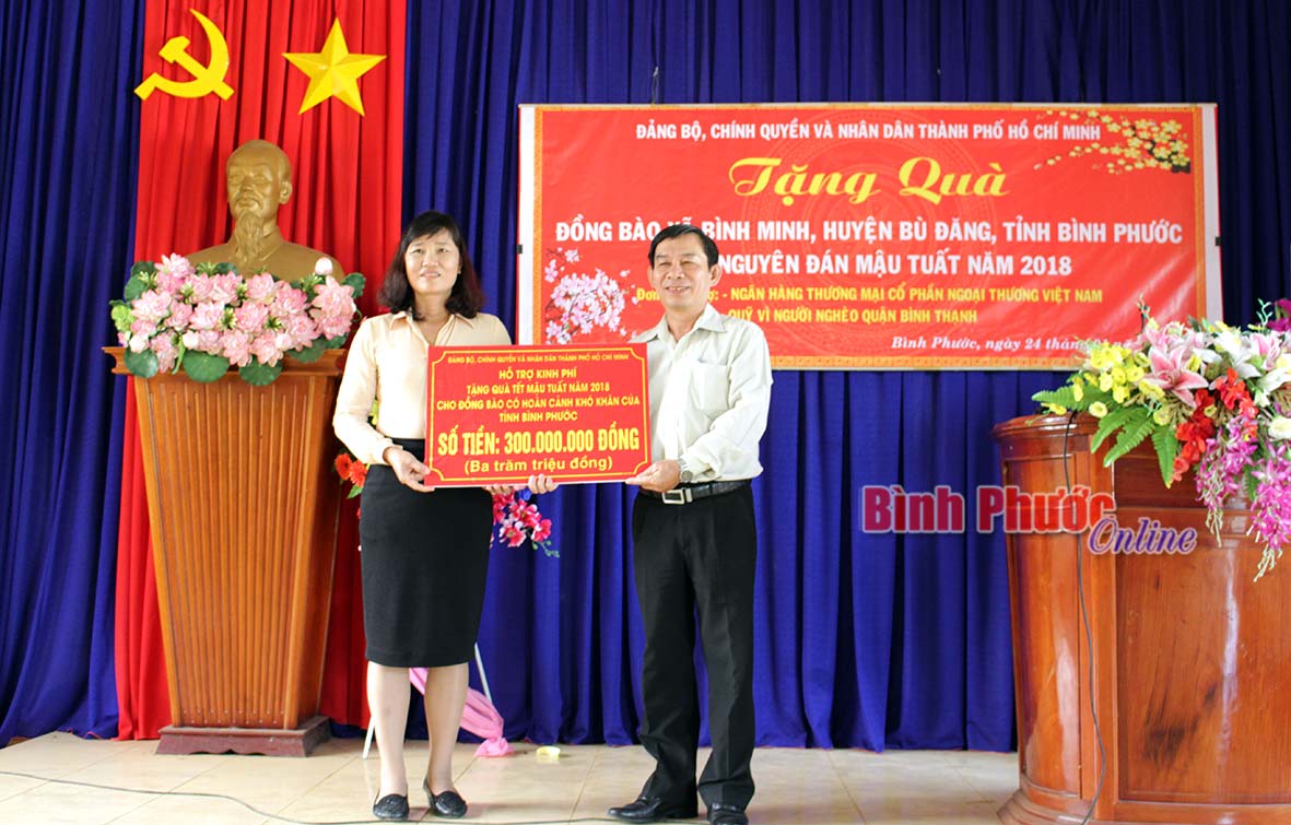Ngày 24-1, Ban Thường trực UBMTTQVN tỉnh phối hợp UBMTTQVN TP. Hồ Chí Minh tổ chức thăm và tặng 200 phần quà cho các hộ nghèo ở xã Bình Minh (Bù Đăng), mỗi phần 500 ngàn đồng tiền mặt.