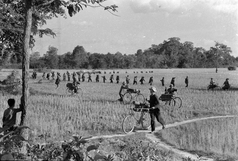 Đồng b&agrave;o huyện Ch&acirc;u Th&agrave;nh, T&acirc;y Ninh tải đạn v&agrave; lương thực ra tiền tuyến (1968). (Ảnh tư liệu TTXVN)