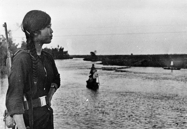 Nữ du k&iacute;ch canh g&aacute;c b&ecirc;n d&ograve;ng &Ocirc; L&acirc;u, Thừa Thi&ecirc;n, Huế(1968). (Ảnh tư liệu TTXVN)