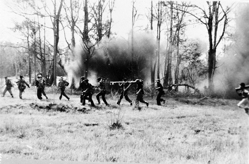 Qu&acirc;n giải ph&oacute;ng truy k&iacute;ch địch trong trận tiến c&ocirc;ng ng&agrave;y 2/1/1968 tại khu vực B&agrave; Chi&ecirc;m, T&acirc;y Ninh. (Ảnh tư liệu TTXVN)