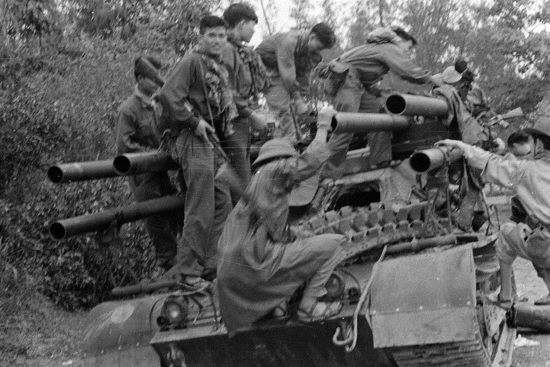 Xe tăng Mỹ bị qu&acirc;n giải ph&oacute;ng đ&aacute;nh, chiếm những ng&agrave;y đầu 1968. (Ảnh tư liệu TTXVN)