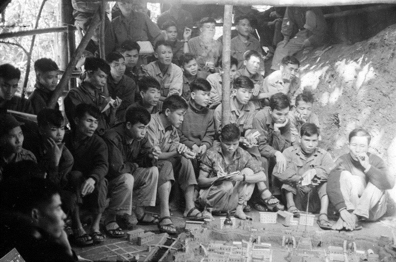 Chiến sỹ giải ph&oacute;ng qu&acirc;n Trị Thi&ecirc;n, Huế nghi&ecirc;n cứu sa b&agrave;n chuẩn bị đ&aacute;nh tiểu đo&agrave;n 7 thiết gi&aacute;p Nguỵ ở Tam Thai, Huế ng&agrave;y 31/1/1968. (Ảnh tư liệu TTXVN)