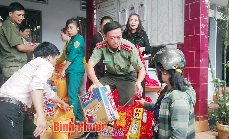 400 phần quà tết tặng người nghèo huyện Hớn Quản