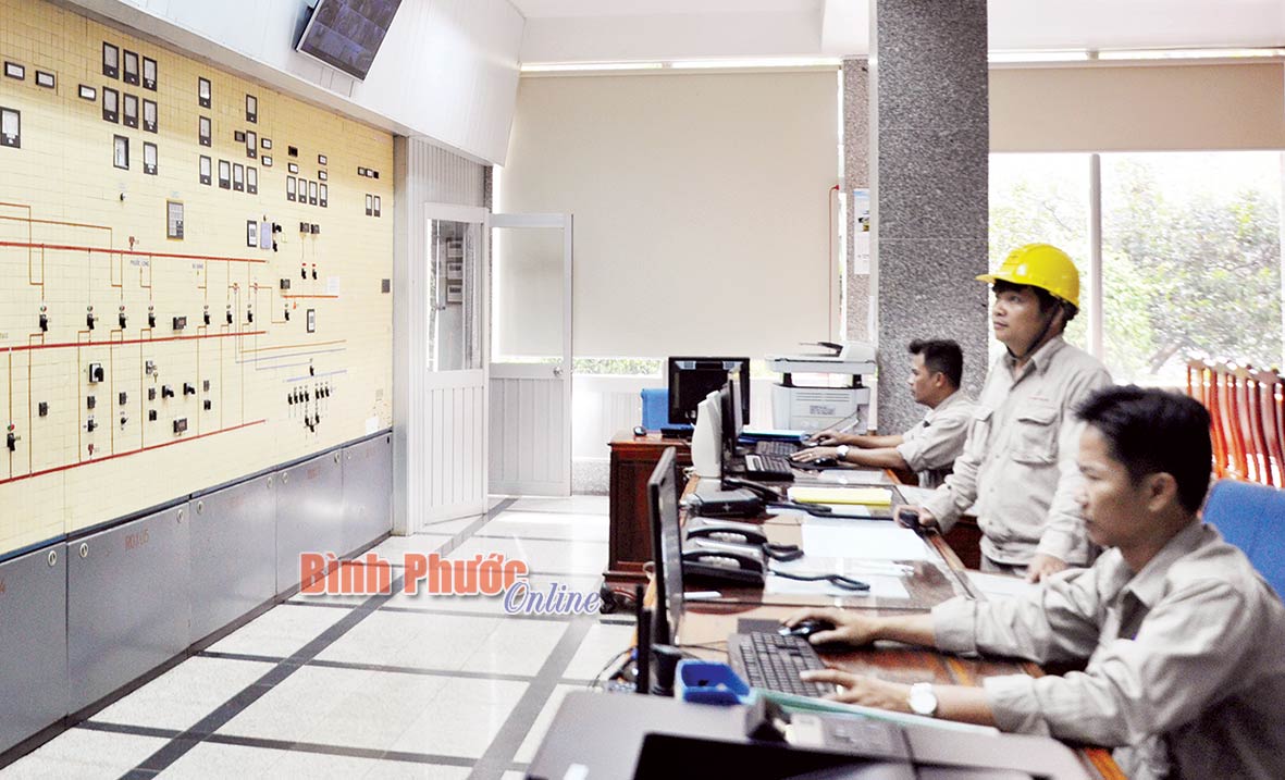Cán bộ, kỹ sư vận hành hoạt động của Nhà máy thủy điện Thác Mơ qua hệ thống điều khiển điện tử tự động