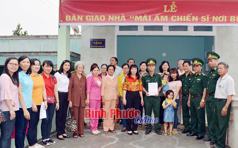 Bàn giao nhà “Mái ấm chiến sĩ nơi biên giới”