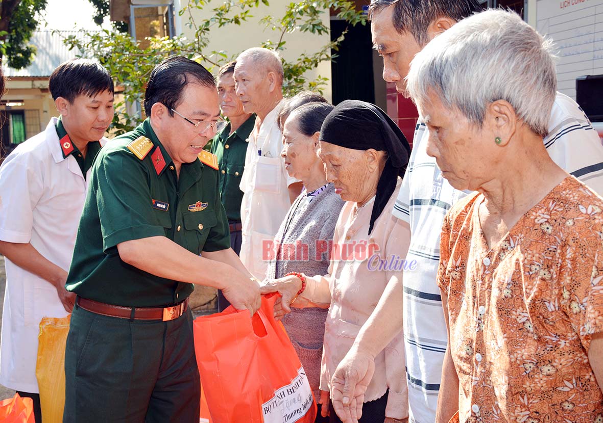 Đại tá Dương Chí Diễn, Phó tư lệnh Binh đoàn 16 tặng quà đồng bào dân tộc thiểu số nghèo