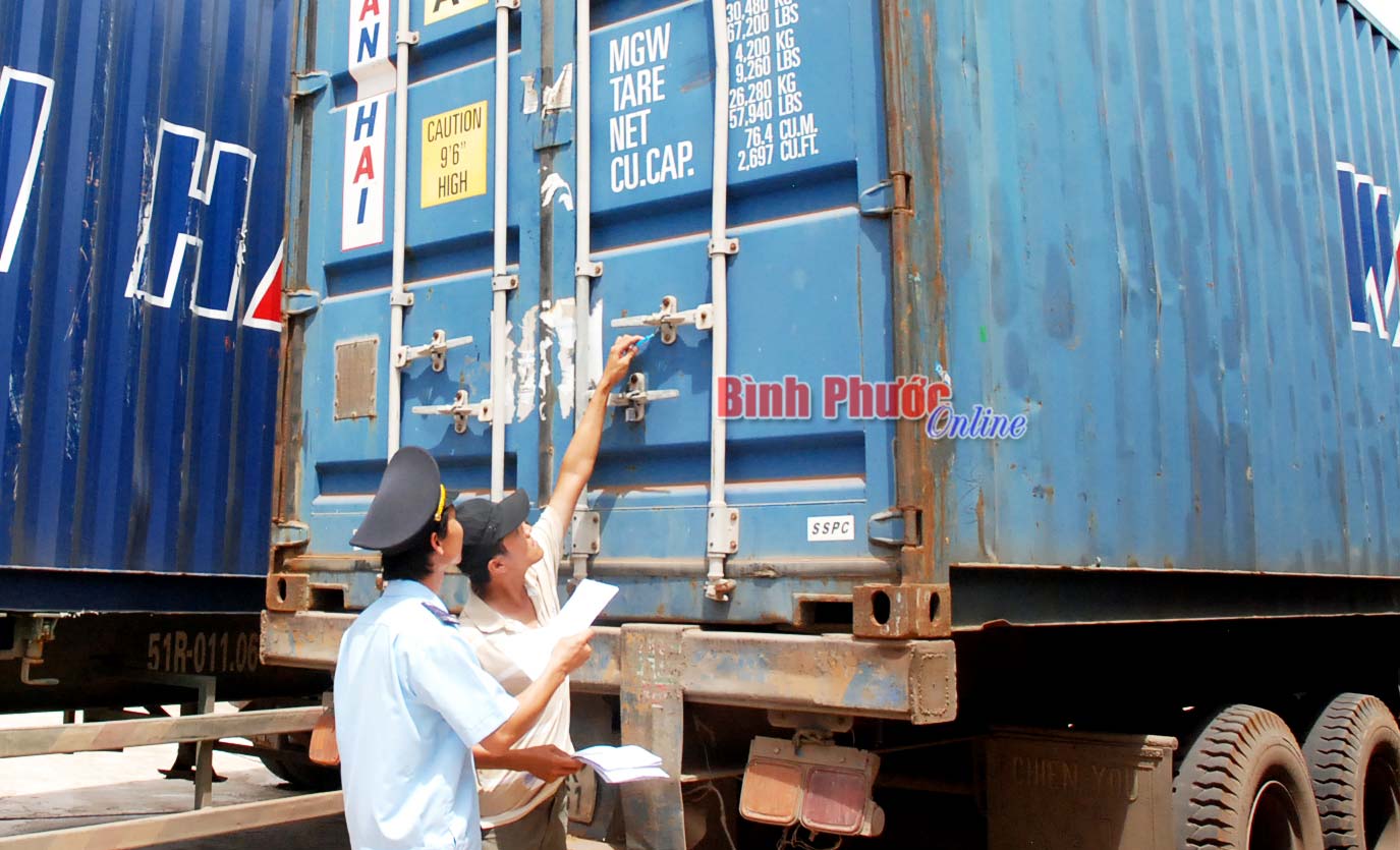 Cán bộ hải quan kiểm tra hàng hóa xuất nhập khẩu qua Cửa khẩu quốc tế Hoa Lư