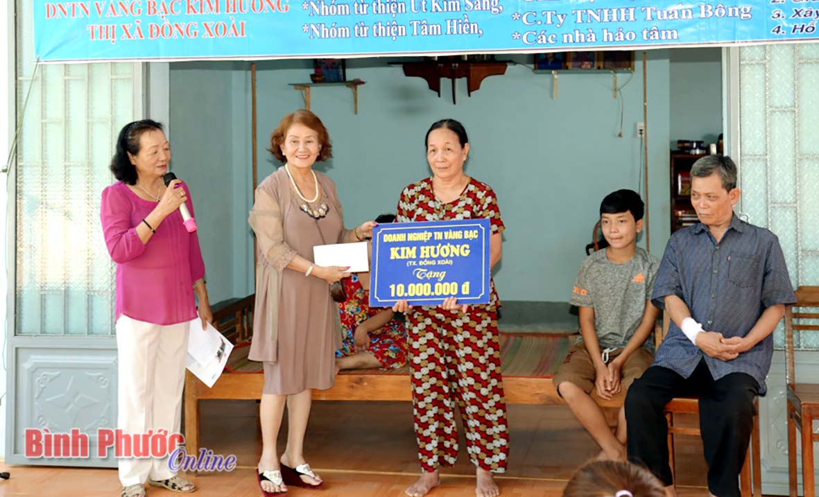 Doanh nghiệp tư nhân vàng bạc Kim Hương ở thị xã Đồng Xoài hỗ trợ gia đình ông Trần Học 10 triệu đồng