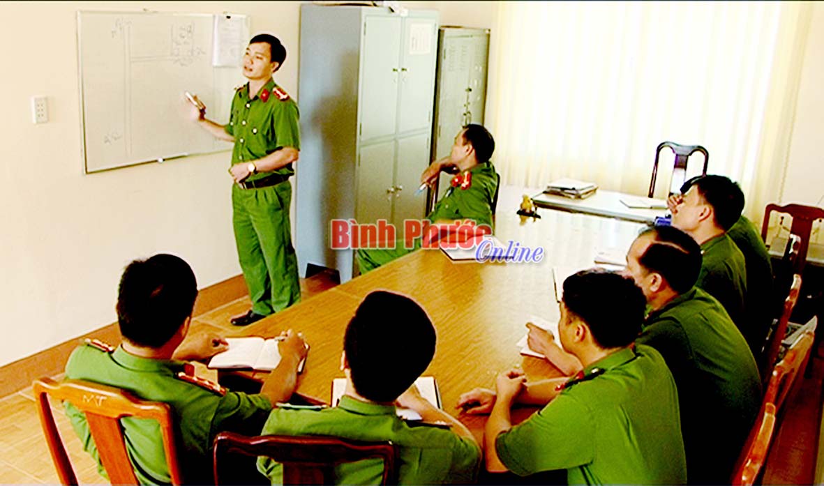 Cán bộ, chiến sĩ Đội CSĐTTPVMT, Công an huyện Đồng Phú bàn phương án trước giờ “đánh án”