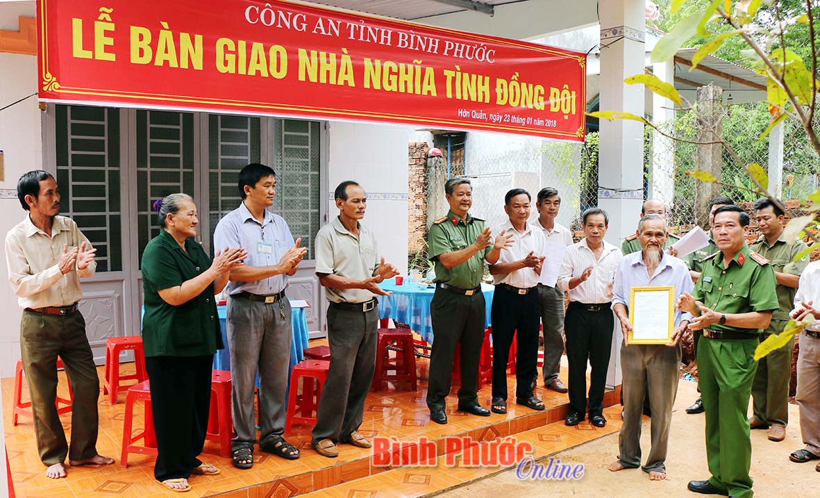 Công an tỉnh trao tặng 4 căn nhà “Nghĩa tình đồng đội”