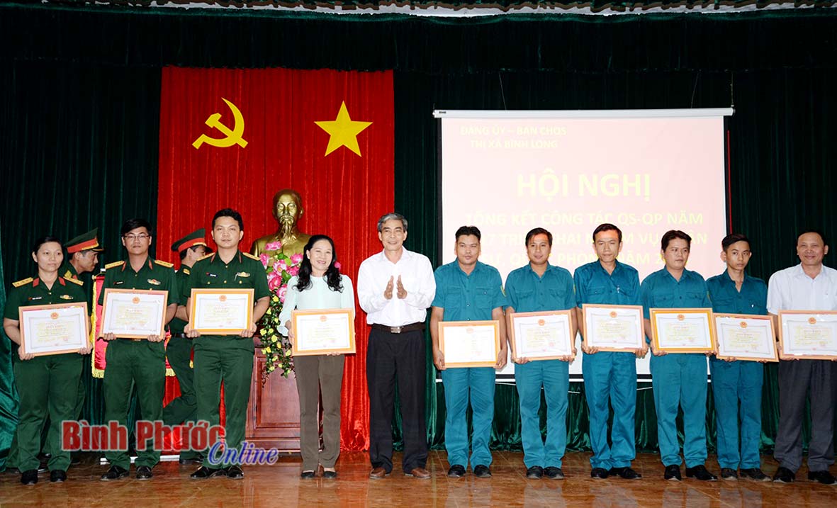 Chủ tịch UBND thị x&atilde; Vũ Hồng Dương trao giấy khen cho c&aacute;c c&aacute; nh&acirc;n c&oacute; th&agrave;nh t&iacute;ch xuất sắc trong phong tr&agrave;o Thi đua quyết thắng năm 2017