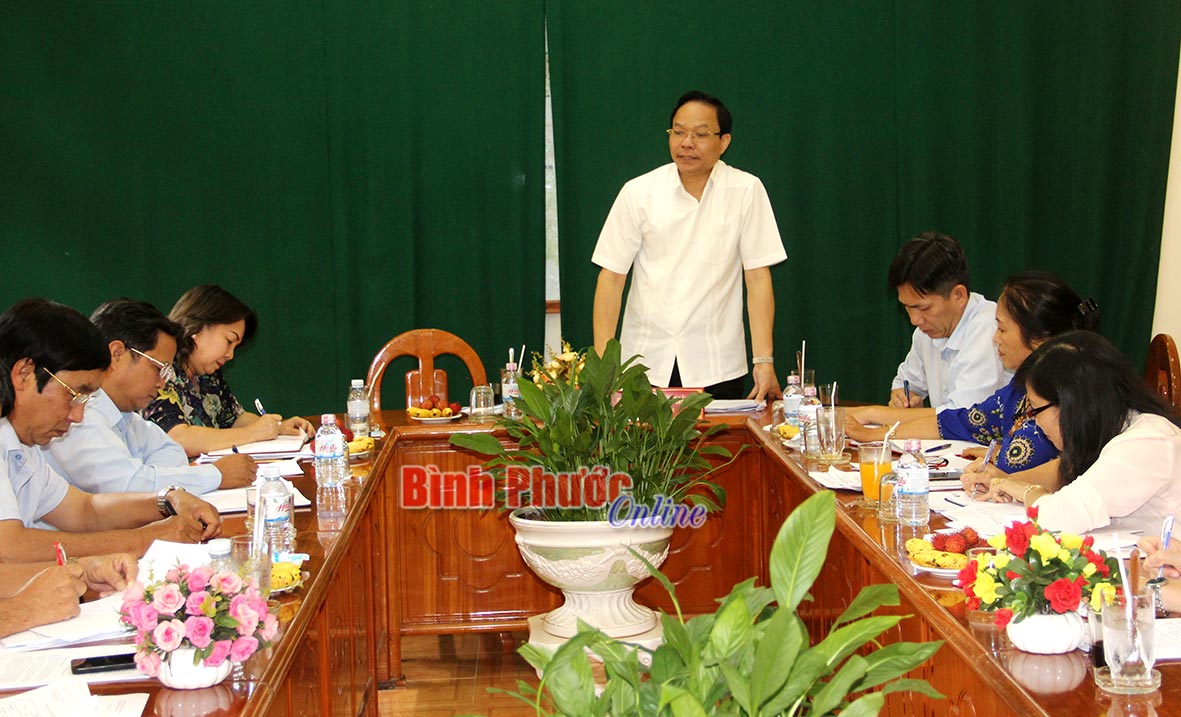 Phó bí thư Tỉnh ủy Lê Văn Châu, Tổ trưởng Tổ khảo sát của Tỉnh ủy làm việc với Ban Thường vụ Huyện ủy Lộc Ninh về tình hình tổ chức, bộ máy biên chế và dự kiến hợp nhất một số cơ quan, đơn vị; nhất thể hóa một số chức danh theo tinh thần Nghị quyết số 39 của Bộ Chính trị, diễn ra ngày 18-10-2017