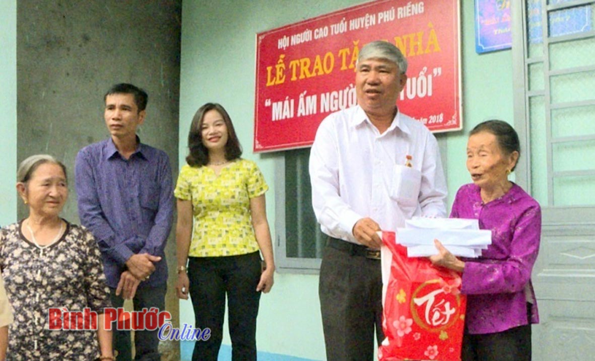 Hội NCT huyện Phú Riềng trao nhà và quà cho bà Phạm Thị Tuyết