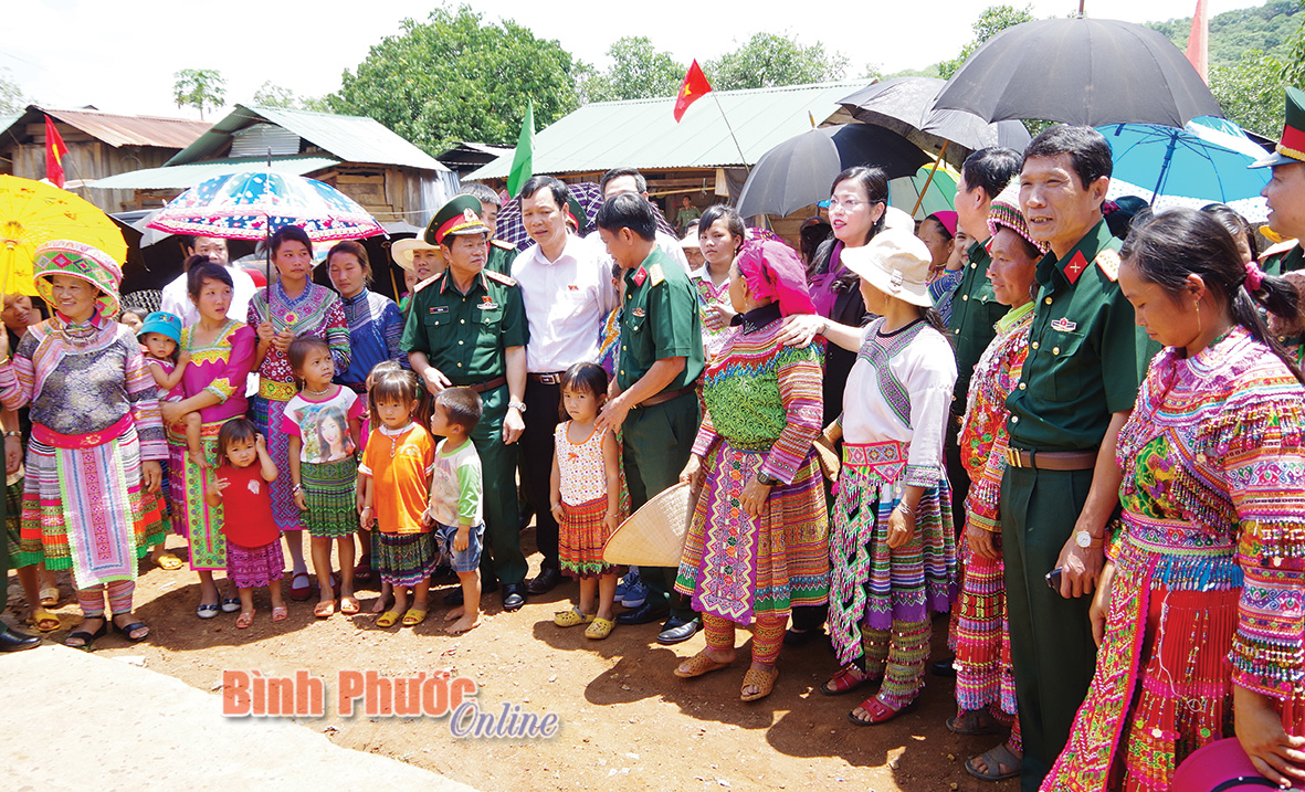 Đồng chí Đỗ Bá Tỵ, Phó chủ tịch Quốc hội cùng lãnh đạo Binh đoàn 16 thăm hỏi đồng bào Mông ở Khu kinh tế - quốc phòng Đắk Ngo (huyện Tuy Đức, tỉnh Đắk Nông)