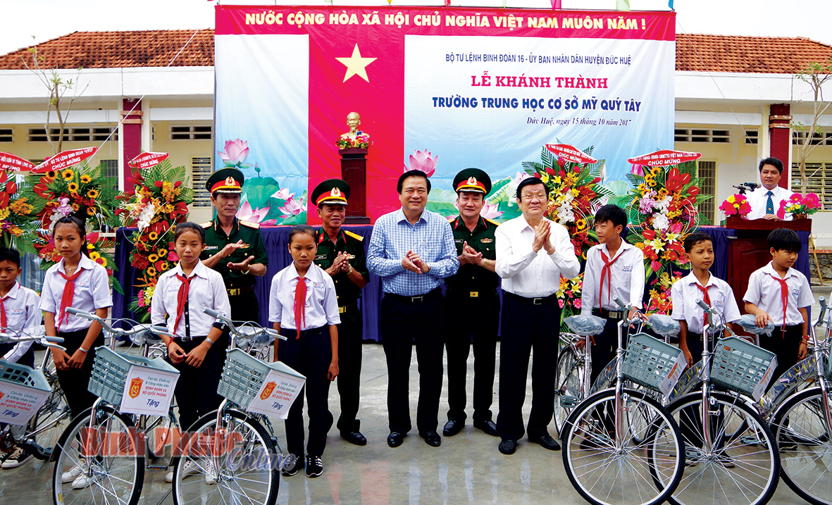 Nguyên Chủ tịch nước Trương Tấn Sang cùng lãnh đạo Binh đoàn 16 tặng xe đạp cho học sinh nghèo hiếu học trong lễ khánh thành Trường THCS Mỹ Quý Tây (huyện Đức Huệ, tỉnh Long An)