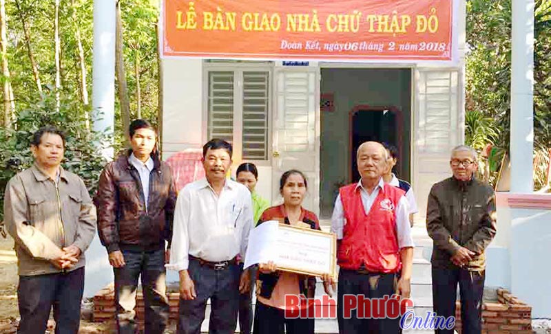 Bù Đăng bàn giao 5 “Nhà chữ thập đỏ”