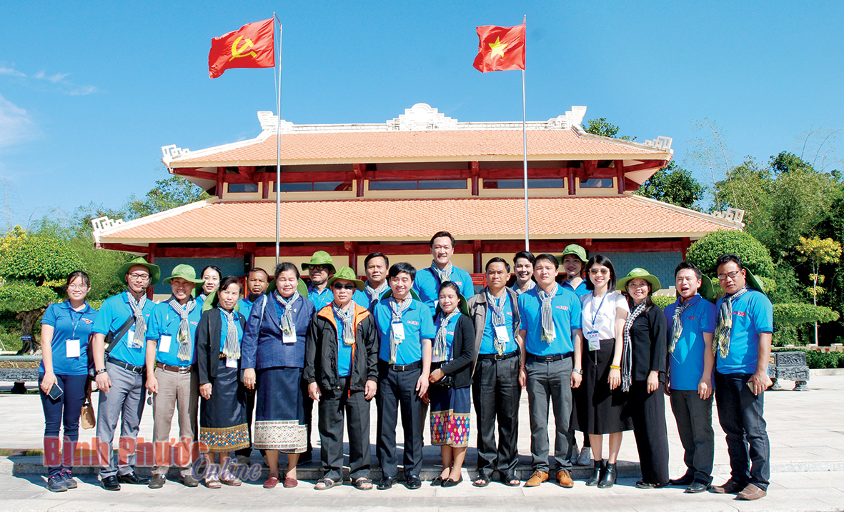 Đoàn đại biểu thanh niên 3 nước Việt Nam - Lào - Campuchia tham quan Khu di tích quốc gia đặc biệt Căn cứ Miền Tà Thiết