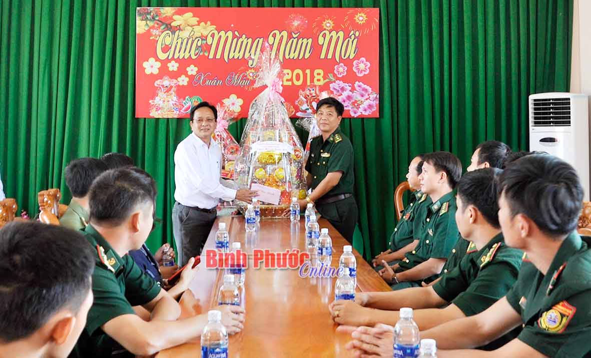 Trưởng ban Nội ch&iacute;nh Tỉnh ủy L&ecirc; Văn Uy tặng qu&agrave; c&aacute;n bộ, chiến sĩ Đồn bi&ecirc;n ph&ograve;ng cửa khẩu Hoa Lư 