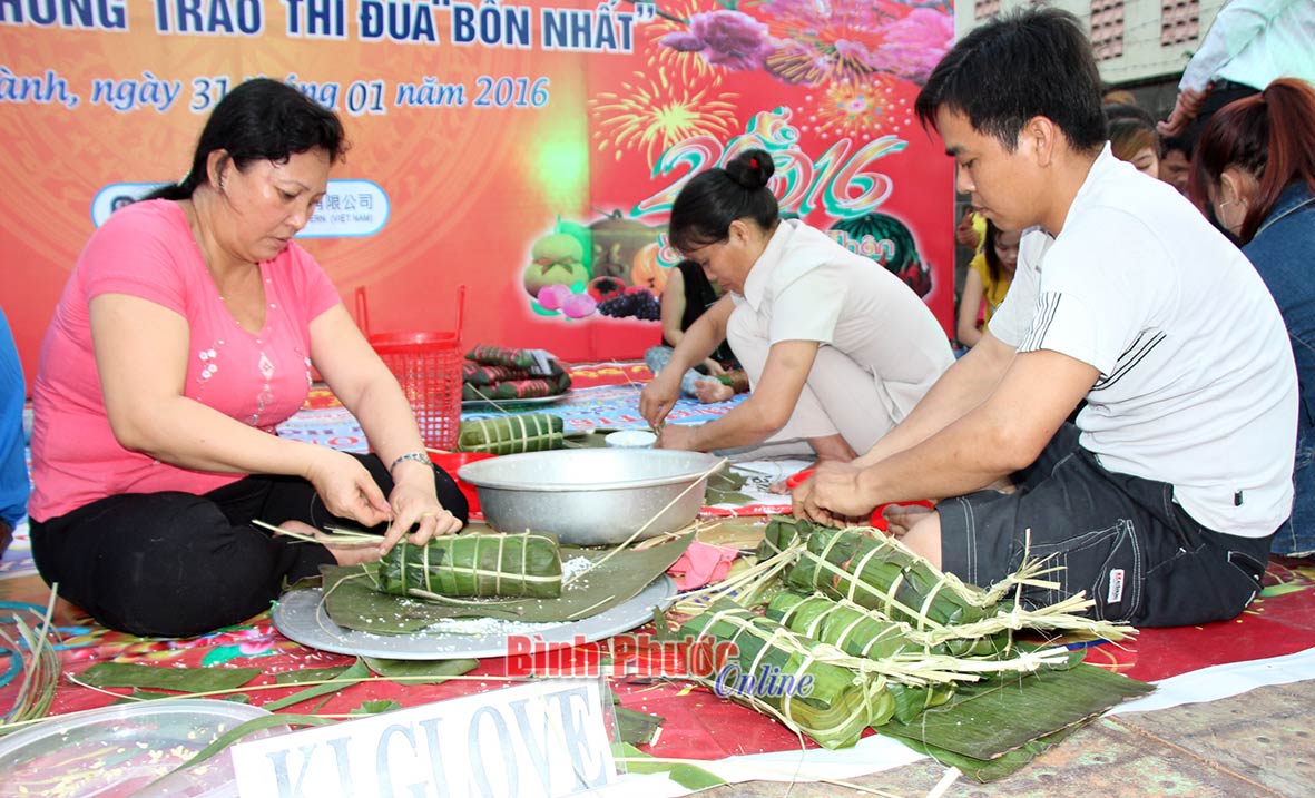 Công nhân Khu công nghiệp Đồng Xoài I và II thi gói bánh chưng, bánh tét