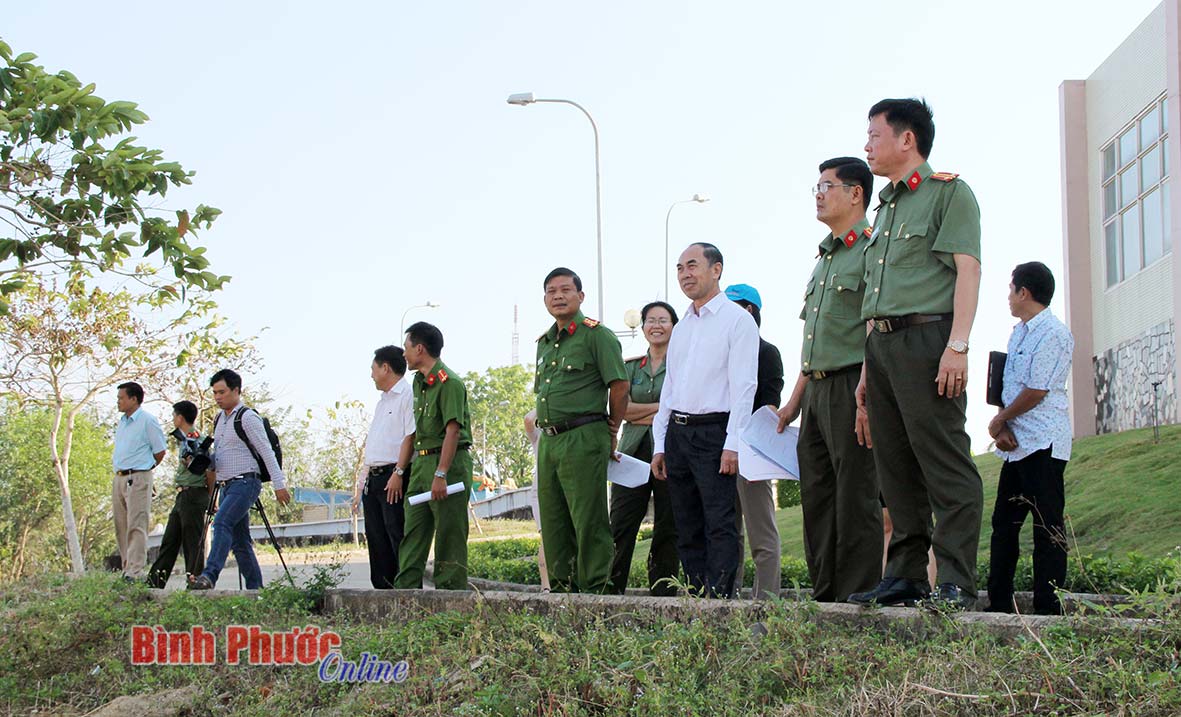 Ph&oacute; chủ tịch Nguyễn Tiến Dũng kiểm tra địa điểm bắn ph&aacute;o hoa đ&ecirc;m giao thừa