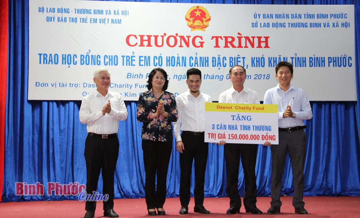 Ph&oacute; chủ tịch nước Đặng Thị Ngọc Thịnh trao 3 căn nh&agrave; t&igrave;nh thương, tổng trị gi&aacute; 150 triệu đồng cho c&aacute;c gia đ&igrave;nh ch&iacute;nh s&aacute;ch tr&ecirc;n địa b&agrave;n tỉnh.