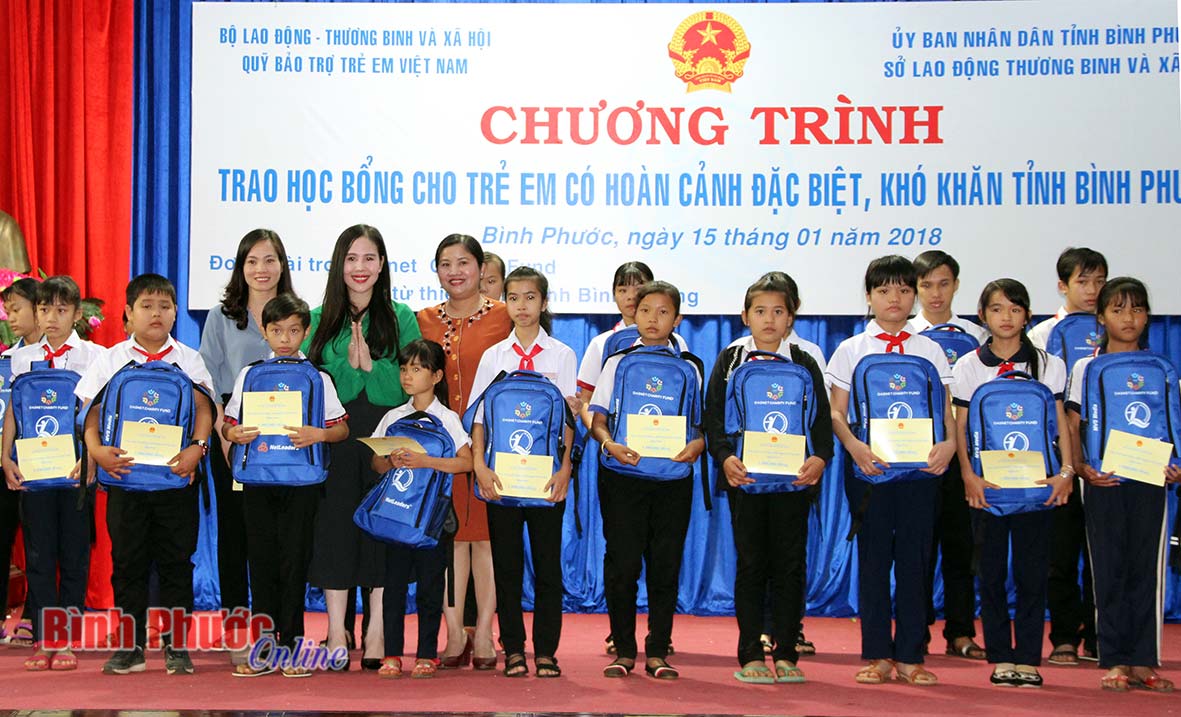 Ph&oacute; b&iacute; thư Thường trực Tỉnh ủy, Chủ tịch HĐND tỉnh Trần Tuệ Hiền c&ugrave;ng c&aacute;c nh&agrave; t&agrave;i trợ trao học bổng cho trẻ em ngh&egrave;o