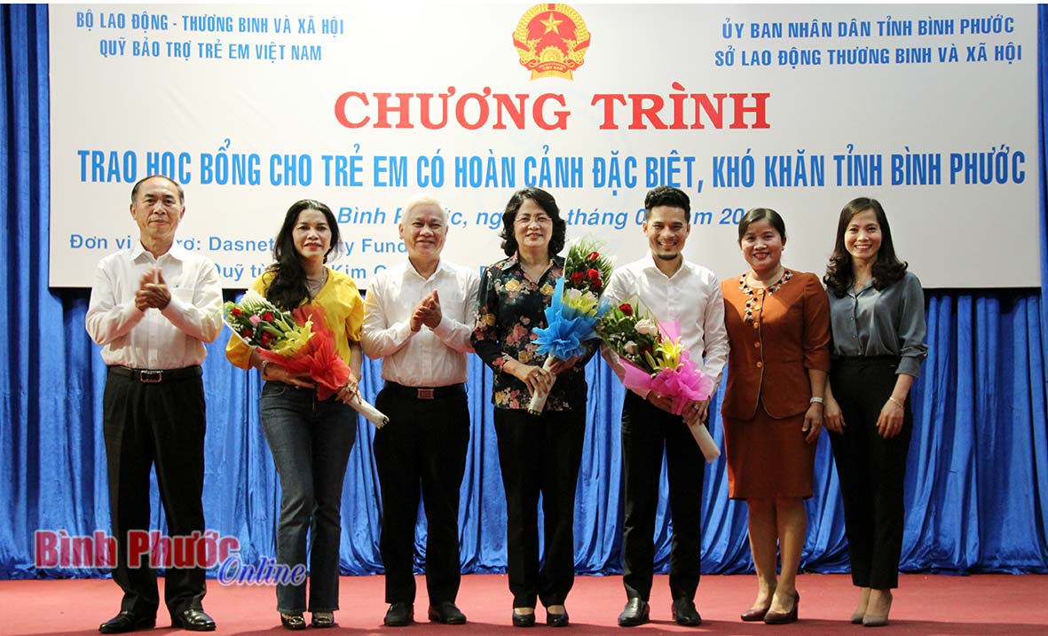 L&atilde;nh đạo tỉnh tặng hoa cảm ơn c&aacute;c đồng ch&iacute; trong Quỹ Bảo trợ trẻ em Việt Nam