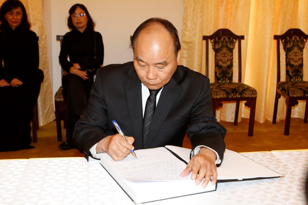 Thủ tướng Nguyễn Xuân Phúc ghi sổ tang nguyên Thủ tướng Phan Văn Khải. (Ảnh: Hoàng Hải/TTXVN)