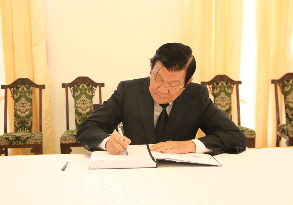 Nguyên Chủ tịch nước Trương Tấn Sang ghi sổ tang. (Ảnh: Tiến Lực/TTXVN)