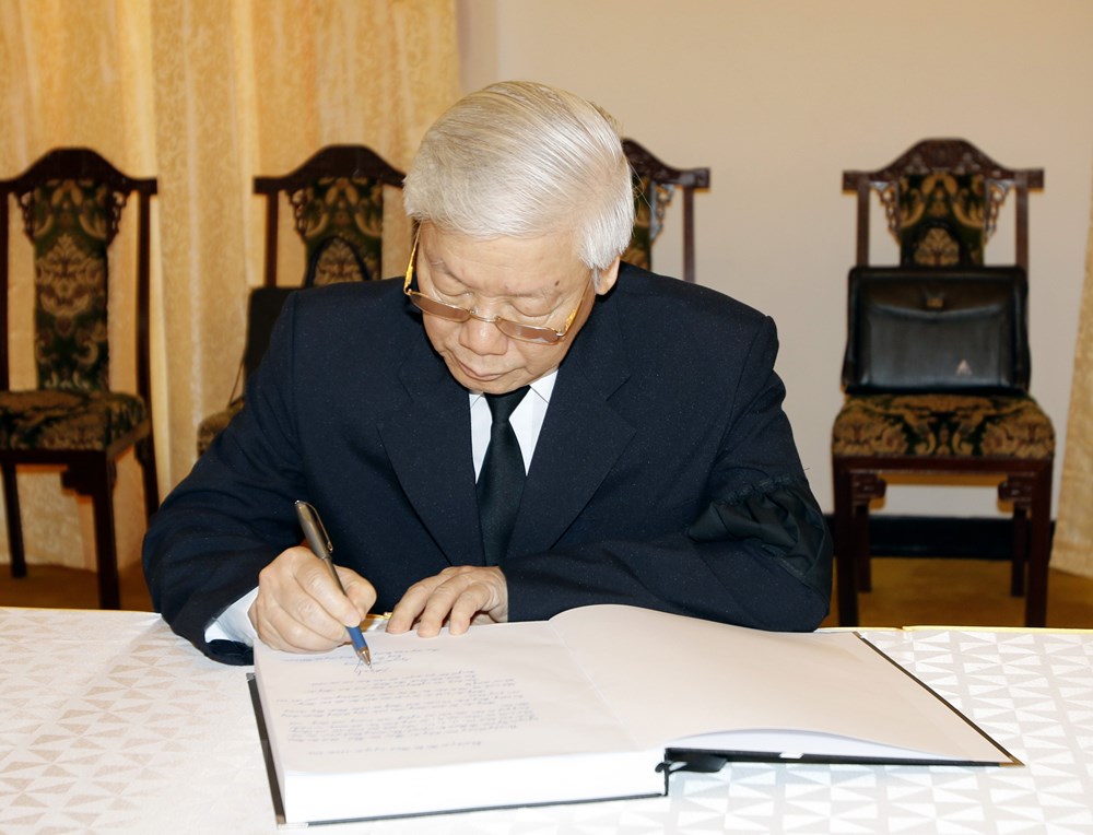 Tổng Bí thư Nguyễn Phú Trọng ghi sổ tang nguyên Thủ tướng Phan Văn Khải. (Ảnh: Hoàng Hải/TTXVN)
