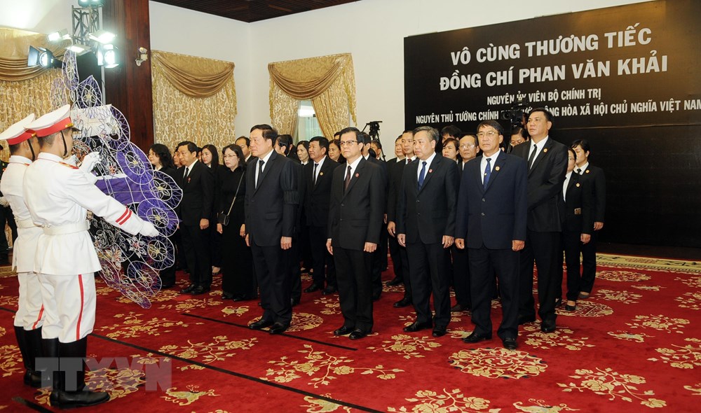 Các đoàn đến viếng nguyên Thủ tướng Phan Văn Khải. (Ảnh: Mạnh Linh/TTXVN)