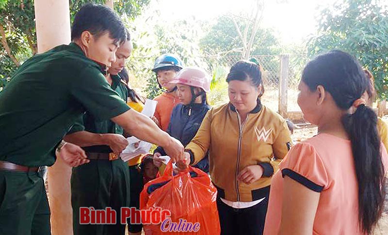 Đồn biên phòng Bù Gia Mập tặng quà tết người nghèo