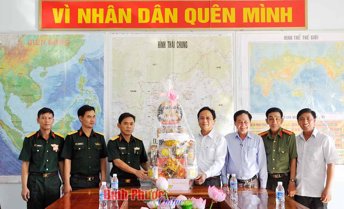 Đo&agrave;n tới thăm, ch&uacute;c tết tại Tiểu đo&agrave;n 208