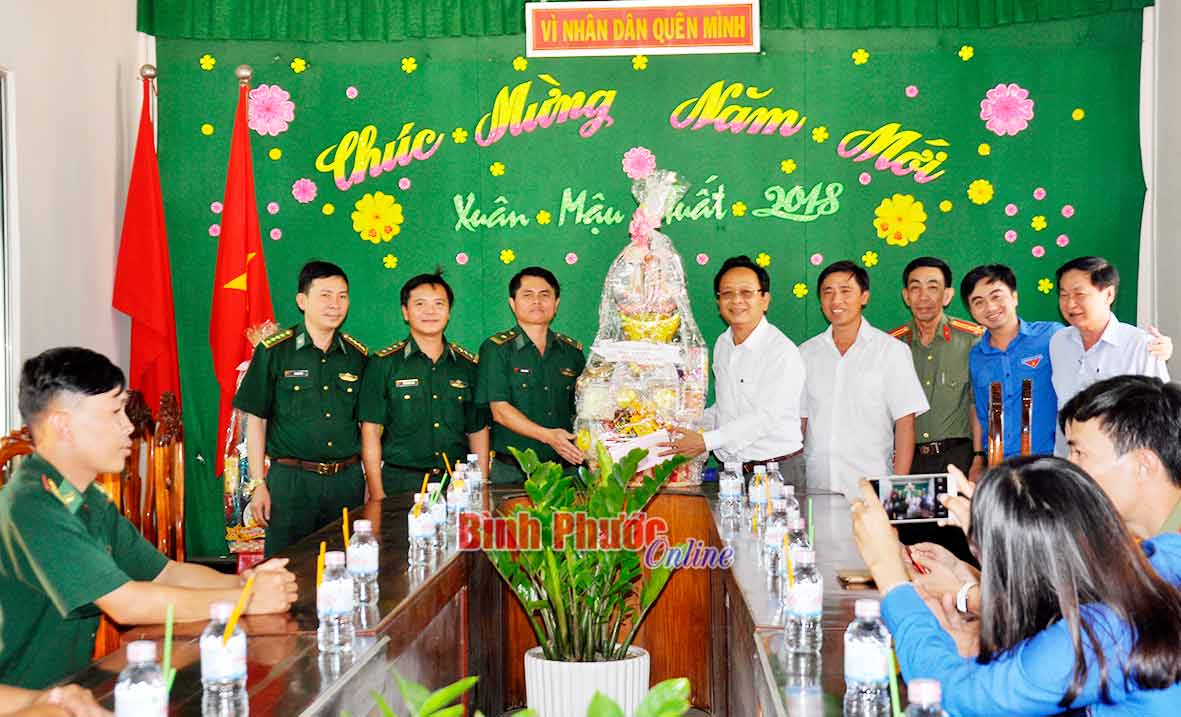 Đo&agrave;n ch&uacute;c tết, tặng qu&agrave; tại Đồn bi&ecirc;n ph&ograve;ng Chiu Riu