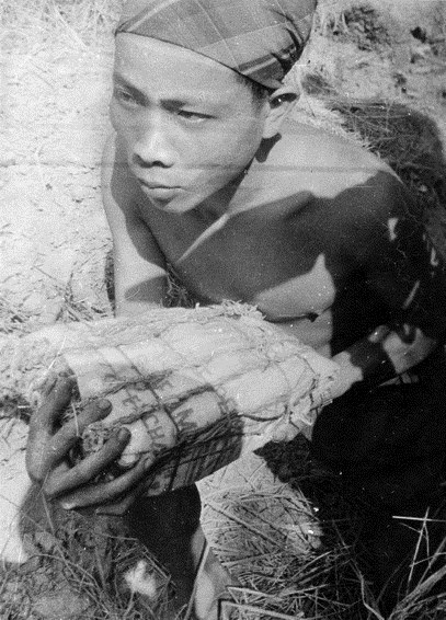 Chiến sỹ giải ph&oacute;ng qu&acirc;n Huỳnh B&aacute; Li&ecirc;n đ&aacute;nh m&igrave;n đ&agrave;i ph&aacute;t thanh S&agrave;i G&ograve;n, đ&ecirc;m 31/1 rạng ng&agrave;y 1/2/1968. (Ảnh Tư liệu TTXVN)