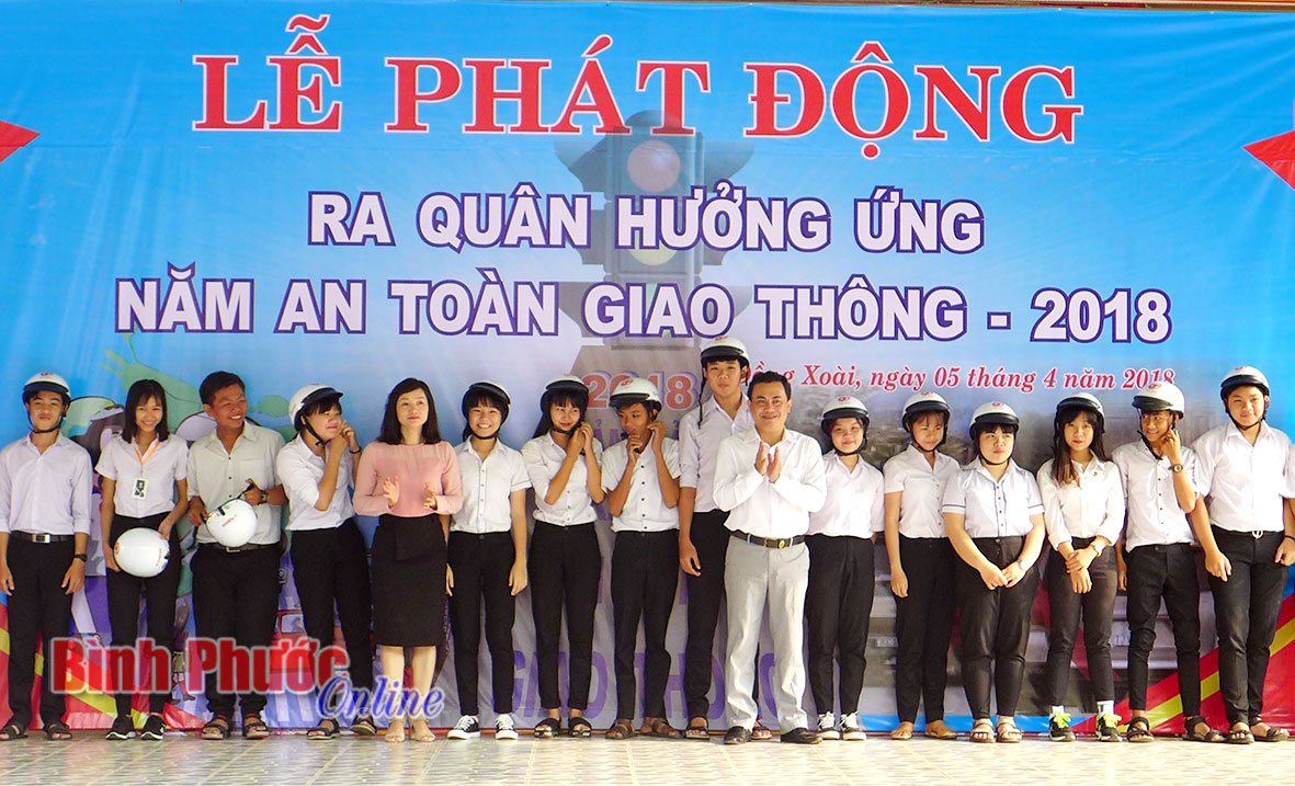 Ban ATGT thị xã Đồng Xoài tặng 60 nón bảo hiểm cho học sinh chấp hành tốt quy định ATGT năm 2017