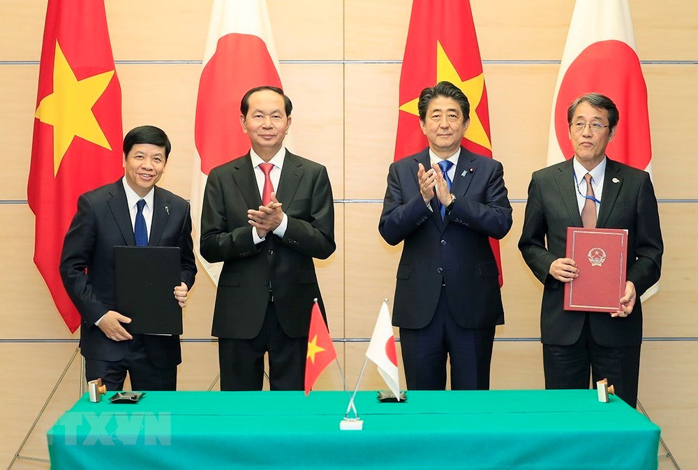 Chủ tịch nước Trần Đại Quang và Thủ tướng Nhật Bản Shinzo Abe, chứng Lễ ký các văn kiện hợp tác giữa hai nước. (Ảnh: Nhan sáng-TTXVN)