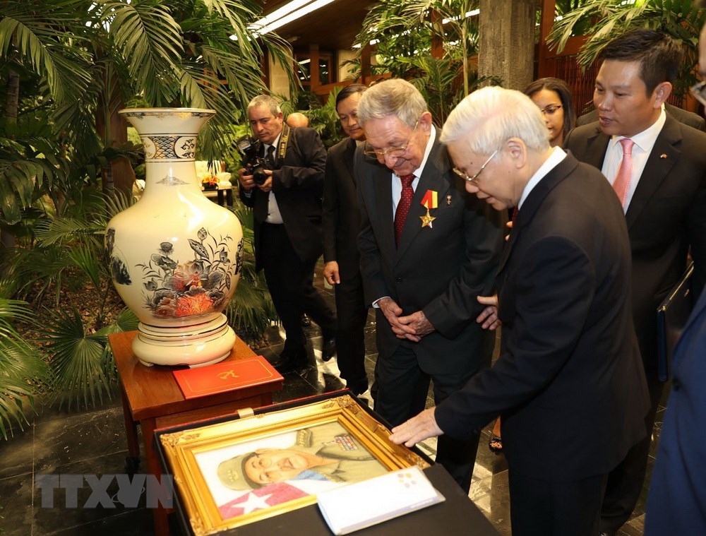 Tổng B&iacute; thư Nguyễn Ph&uacute; Trọng c&ugrave;ng đồng ch&iacute; Raul Castro Ruz giới thiệu v&agrave; trao đổi tặng phẩm. (Ảnh: Tr&iacute; Dũng/TTXVN)