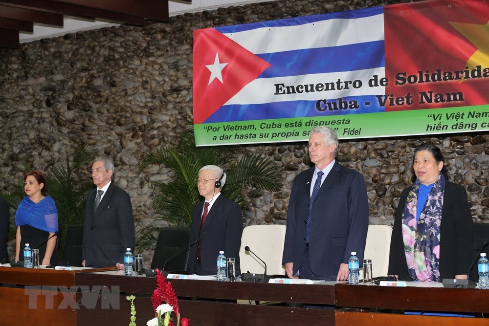 Tổng B&iacute; thư Nguyễn Ph&uacute; Trọng dự cuộc gặp thế hệ trẻ Việt Nam-Cuba v&agrave; trao Hu&acirc;n chương Hữu nghị cho c&aacute;c cựu chuy&ecirc;n gia qu&acirc;n sự Cuba. (Ảnh: Tr&iacute; Dũng/TTXVN)